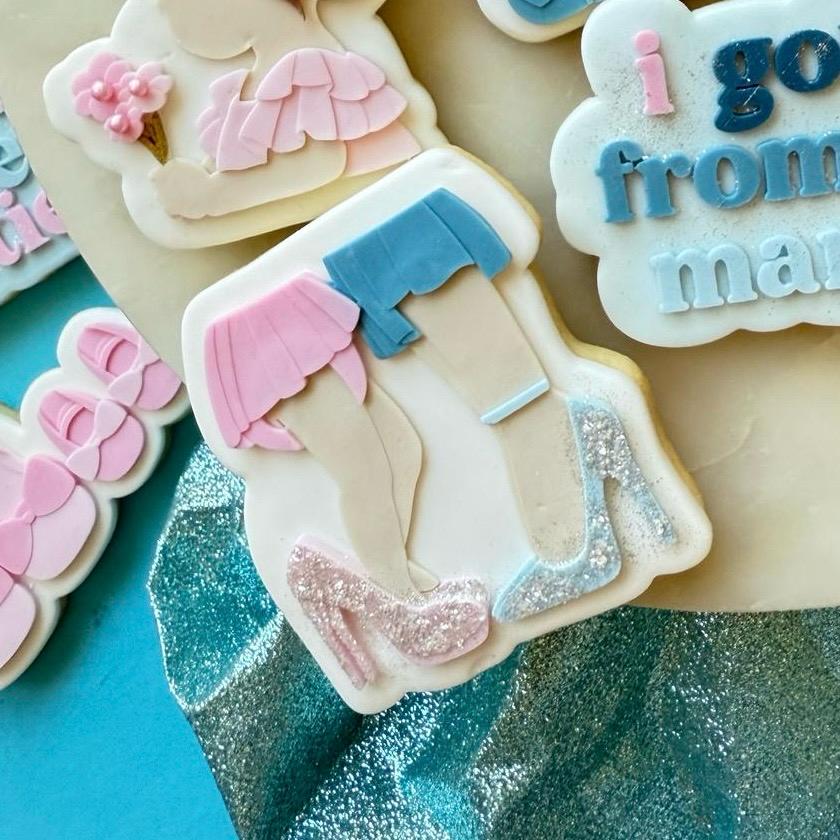 #042 - Mother and Daughter Legs