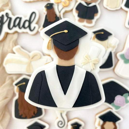 #05 - Garçon diplomé de Dos