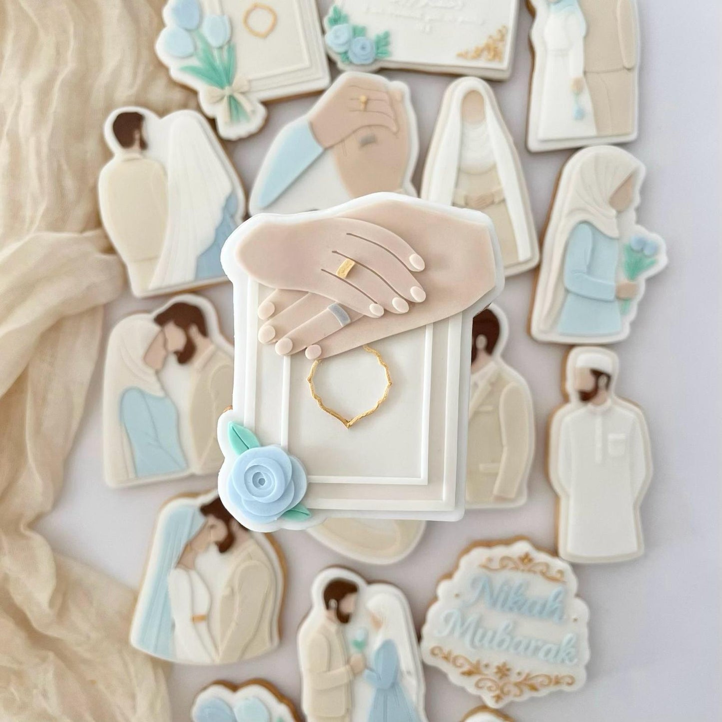 #17 - Mains avec livre