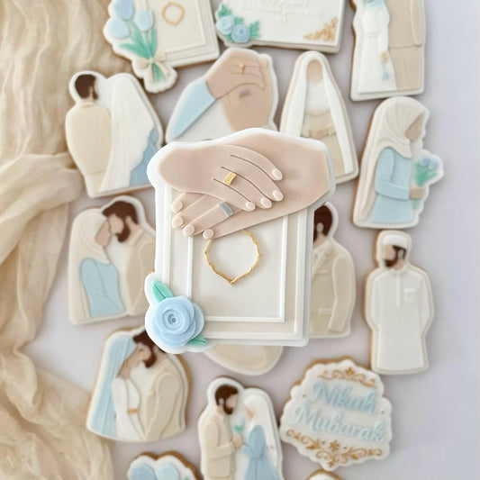 #17 - Mains avec livre