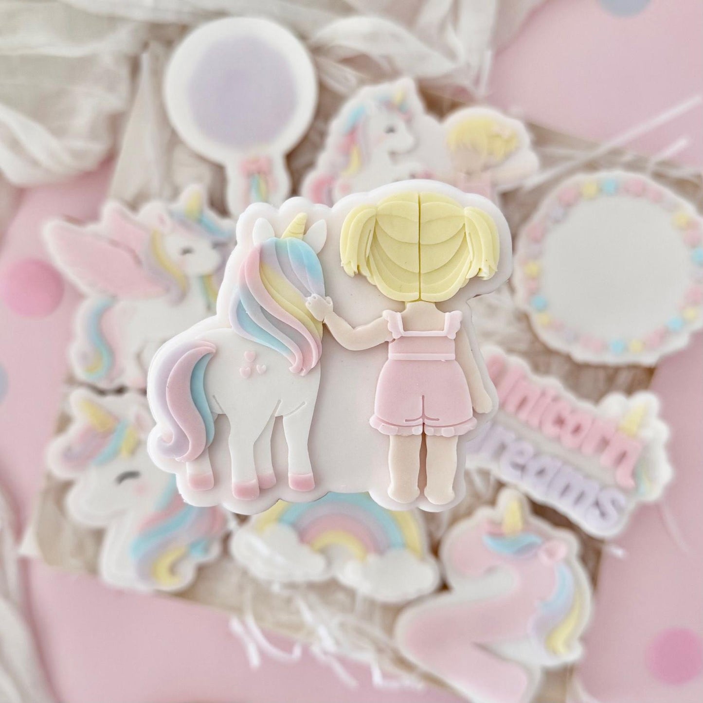 #40 - Petite Fille avec Licorne de dos