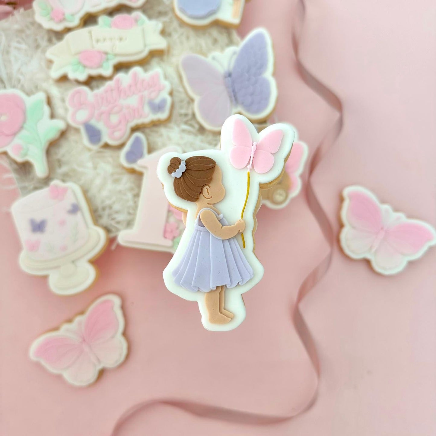 #036 - Petite Fille avec Papillon
