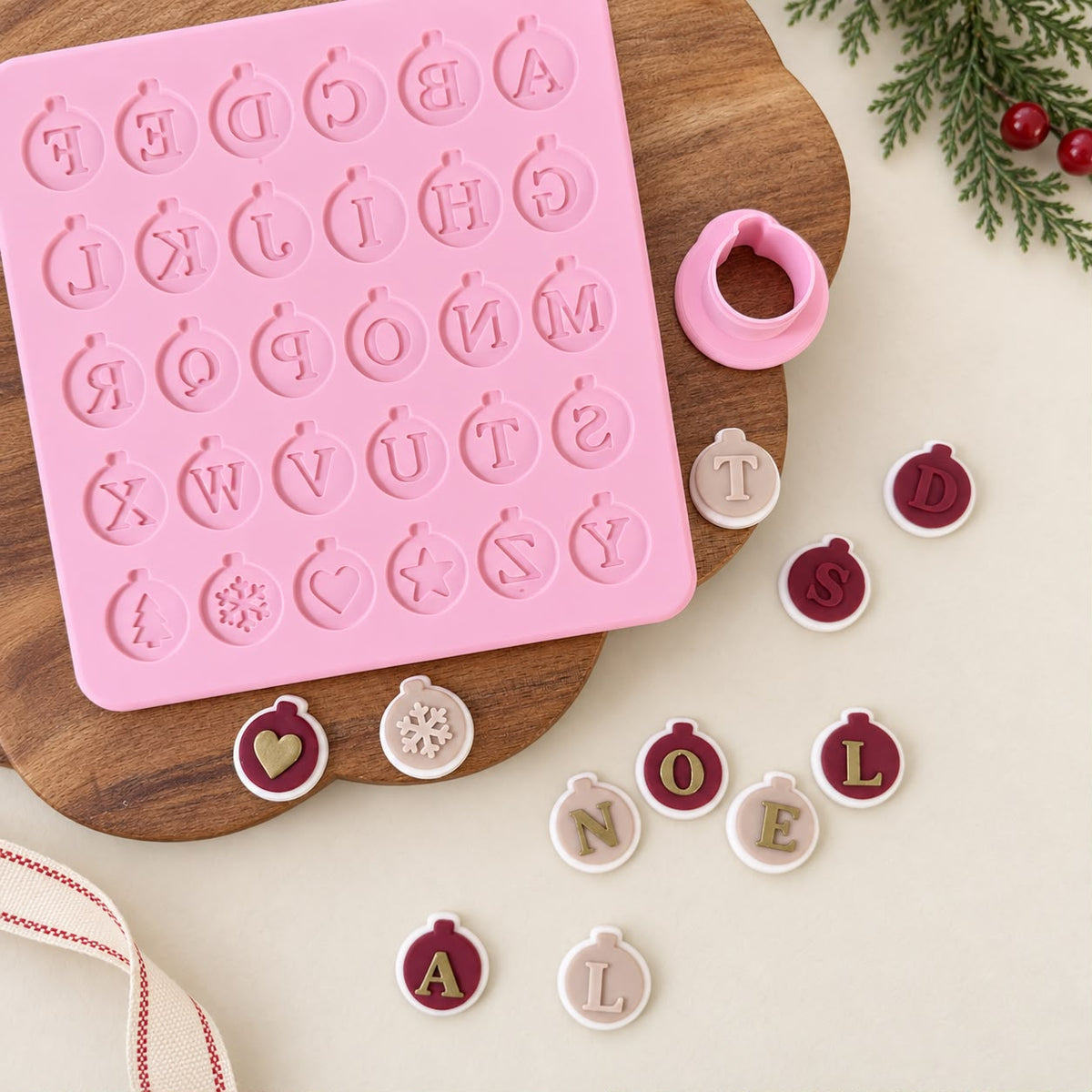 #3387 - Plaquette Alphabet Boule de Sapin