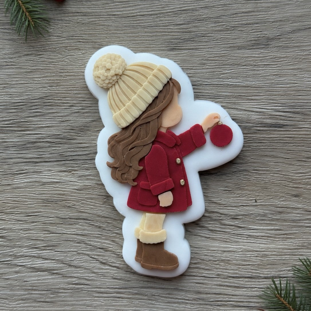 #3287 - Petit Fille avec Boule de Sapin