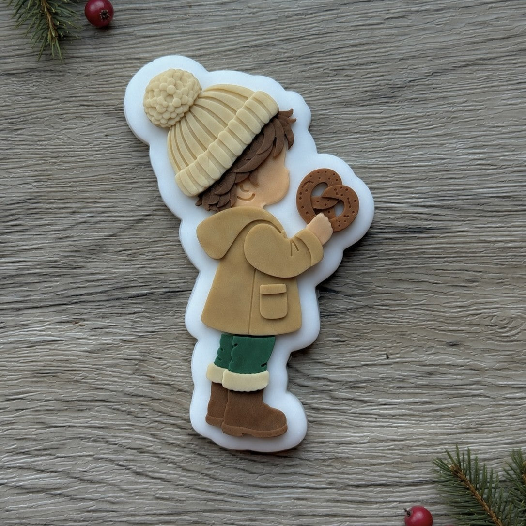 #3286 - Petit Garçon avec Bretzel